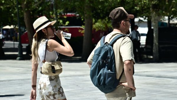 Δυο άνθρωποι στο κέντρο της Αθήνας