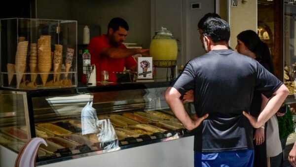 άνθρωποι αγοράζουν παγωτό στην ζέστη