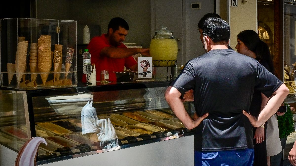 άνθρωποι αγοράζουν παγωτό στην ζέστη