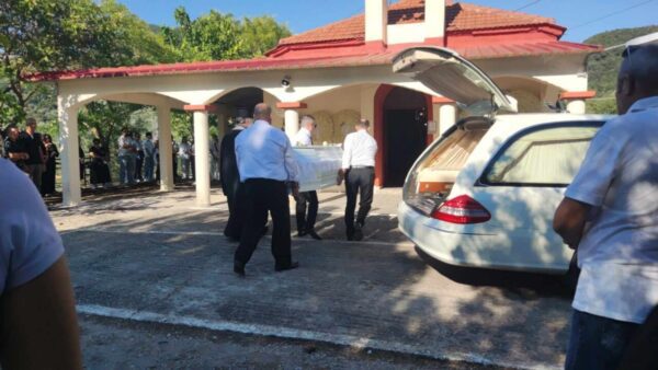 Το φέρετρο του 21χρονου που απανθρακώθηκε στο Αγρίνιο