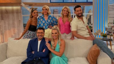 Ο Λάμπρος Κωνσταντάρας με την Ιωάννα Μαλέσκου και την ομάδα τους