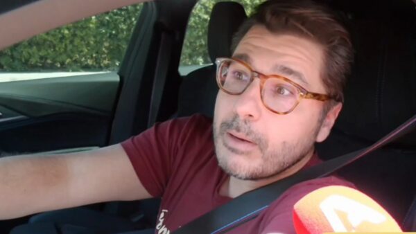 Ο Λάμπρος Κωνσταντάρας μιλώντας στην κάμερα