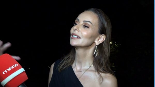 Η Μπέττυ Μαγγίρα μιλά στις τηλεοπτικές κάμερες