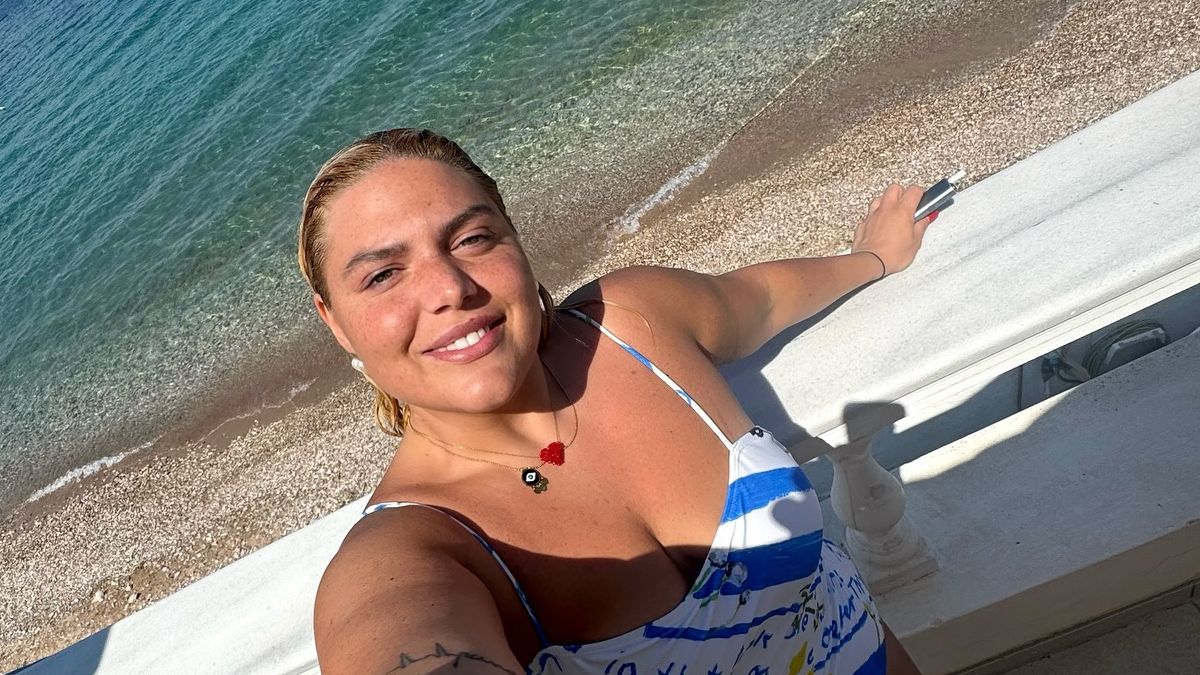 Η Δανάη Μπάρκα στις Σπέτσες