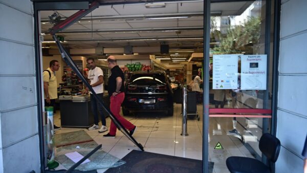 το αυτοκίνητο που έπεσε στο σούπερ μάρκετ