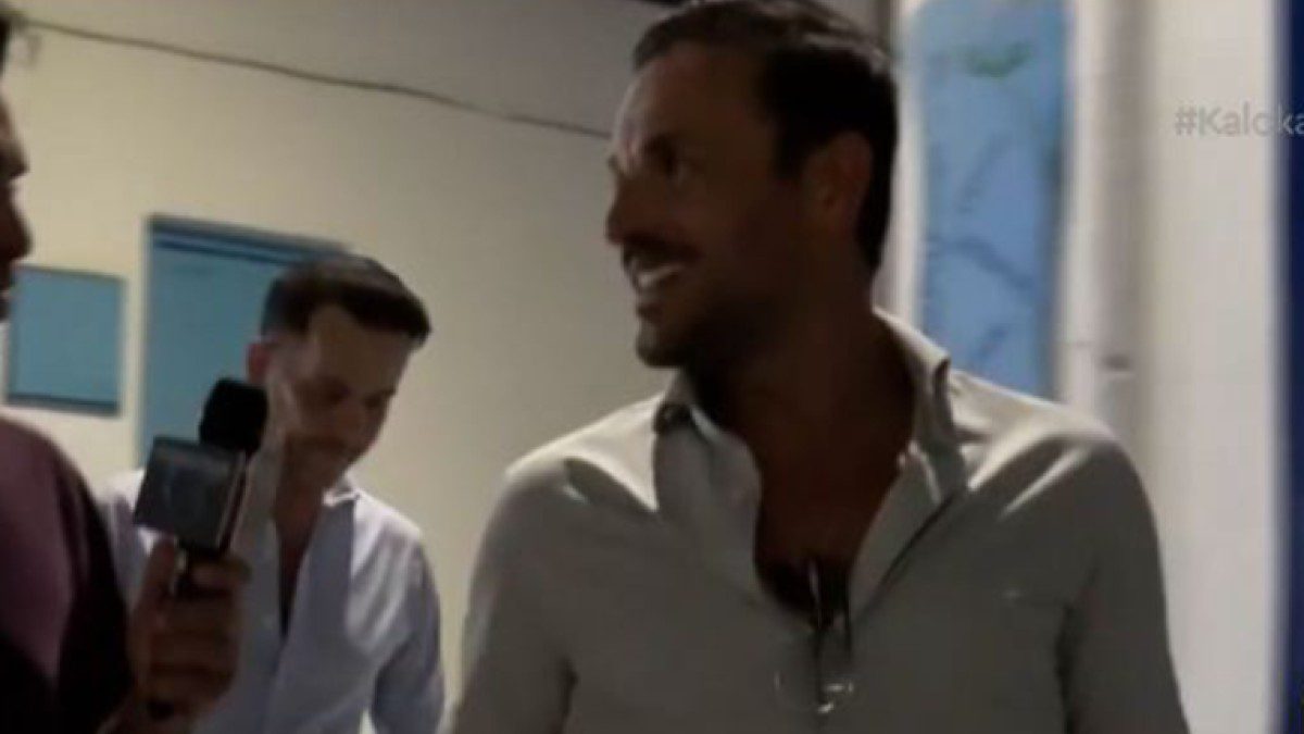 Ο Νίκος Βέρτης στα σοκάκια της Μυκόνου