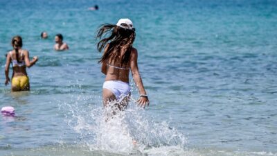 Κορίτσι στην παραλία