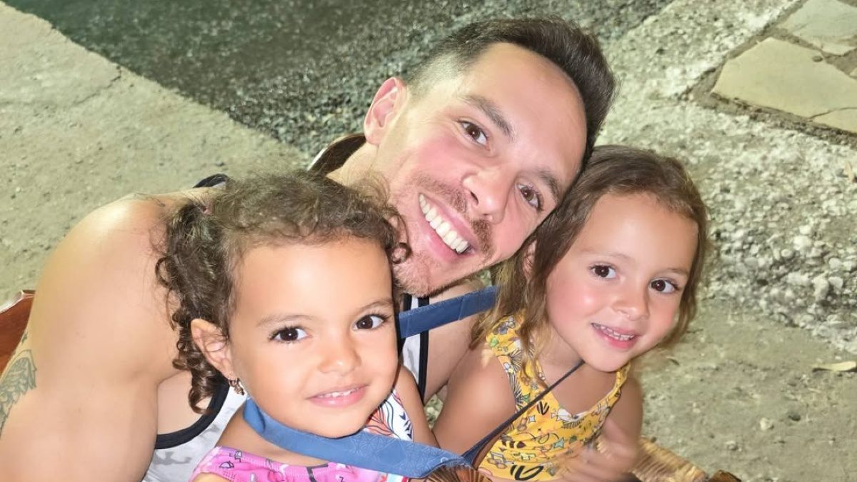 Ο Λευτέρης Πετρούνιας και οι κόρες του