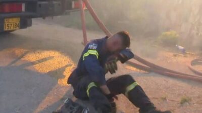 Πυροσβέστης καταρρέει στη φωτιά στο Κρυονέρι