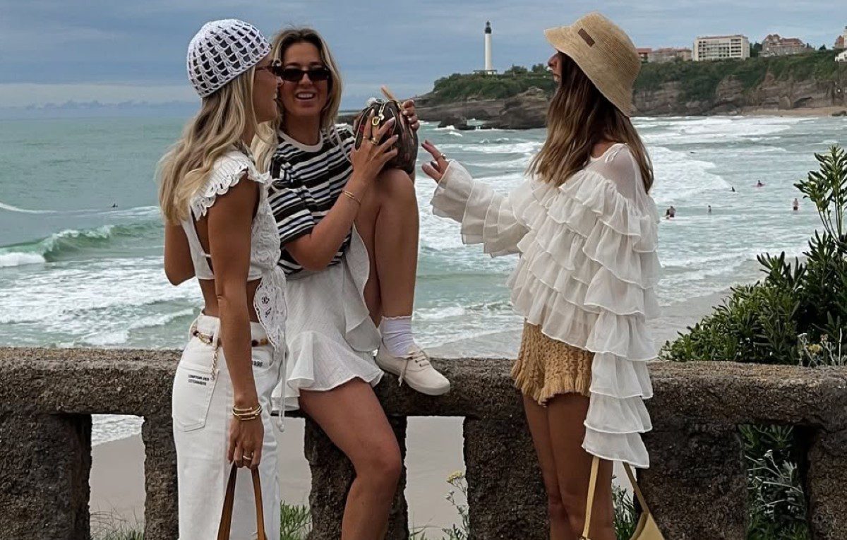 σορτς φοράνε κορίτσια στην παραλία