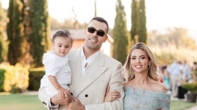 Ο Κώστας Σλούκας με τη Μαρία Δαρσινού και τον γιο τους