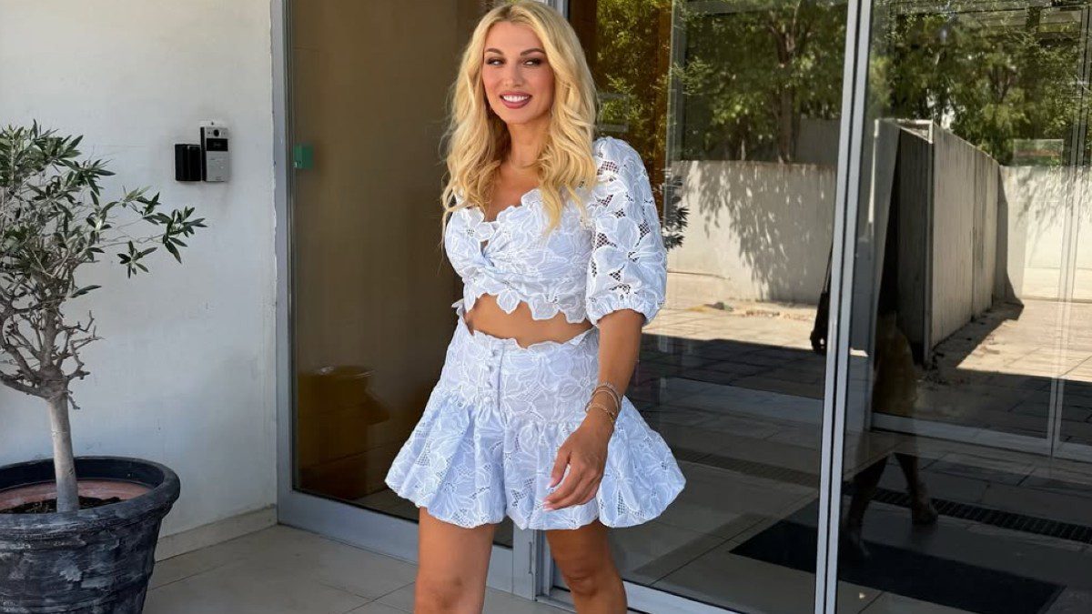 H Κωνσταντίνα Σπυροπούλου έξω από ξενοδοχείο