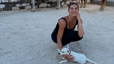 Η Σταματίνα Τσιμτσιλή με έναν σκύλο