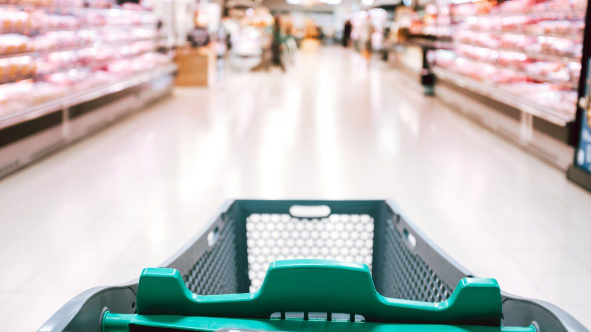 Ένα καρότσι μέσα σε σούπερ μάρκετ