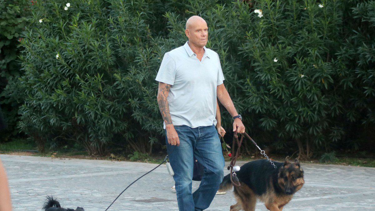 Ο Τζώνη Καλημέρης με τα σκυλιά του