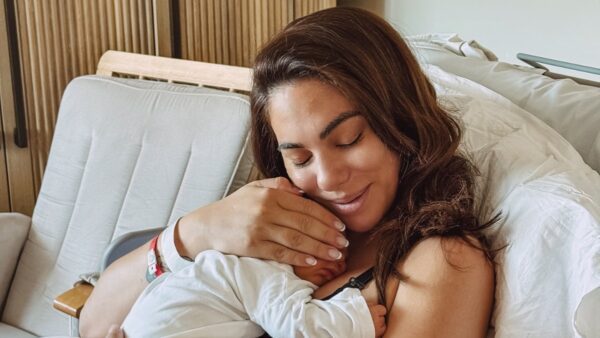 Η Ευρυδίκη Βαλάβάνη αγκαλιά με τον γιο της