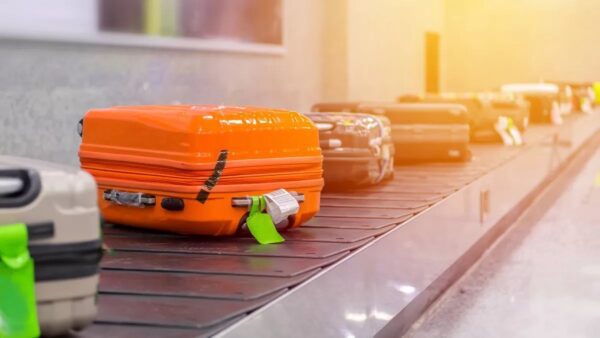 Μια βαλίτσα στο αεροδρόμιο