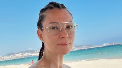 Η Βίκυ Καγιά με γυαλιά στην παραλία