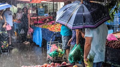 βρέχει σε λαϊκή αγορά