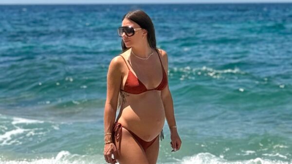 Η Σιμώνη Χριστοδούλου στην παραλία