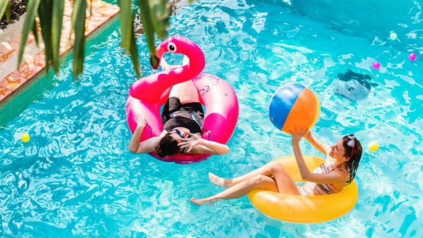 Δύο κοπέλες παίζουν στην πισίνα