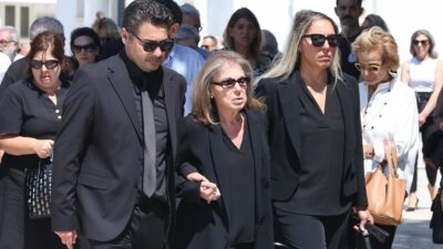 Ο Λάμπρος Κωνσταντάρας με την οικογένειά του