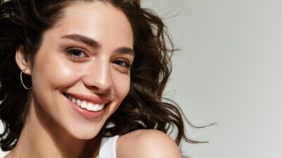 μία γυναίκα χαμογελάει στο φάκο