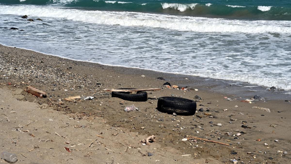 βρώμικες παραλίες