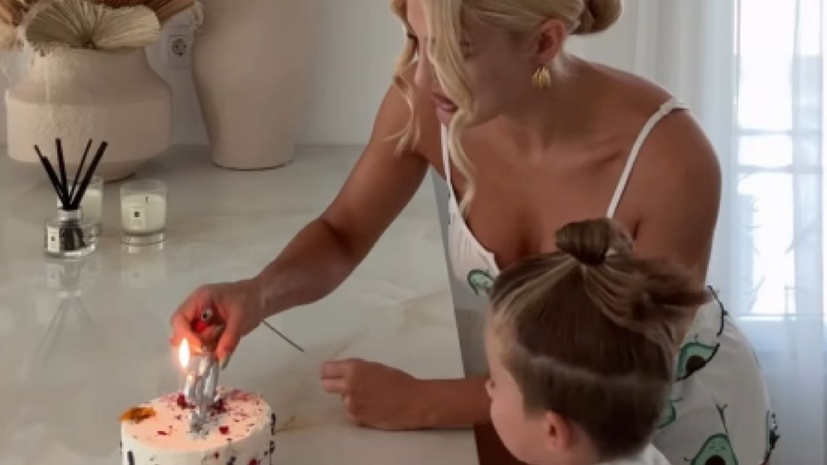 Η Ιωάννα Τούνη και ο γιος της σβήνουν κεράκια