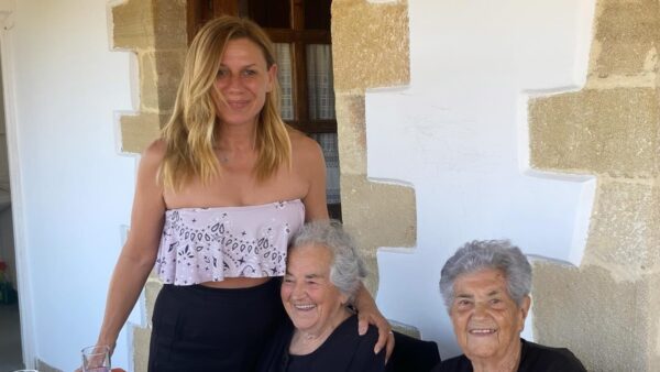 Η Κατερίνα Καραβάτου με τις θείες της στην Κρήτη