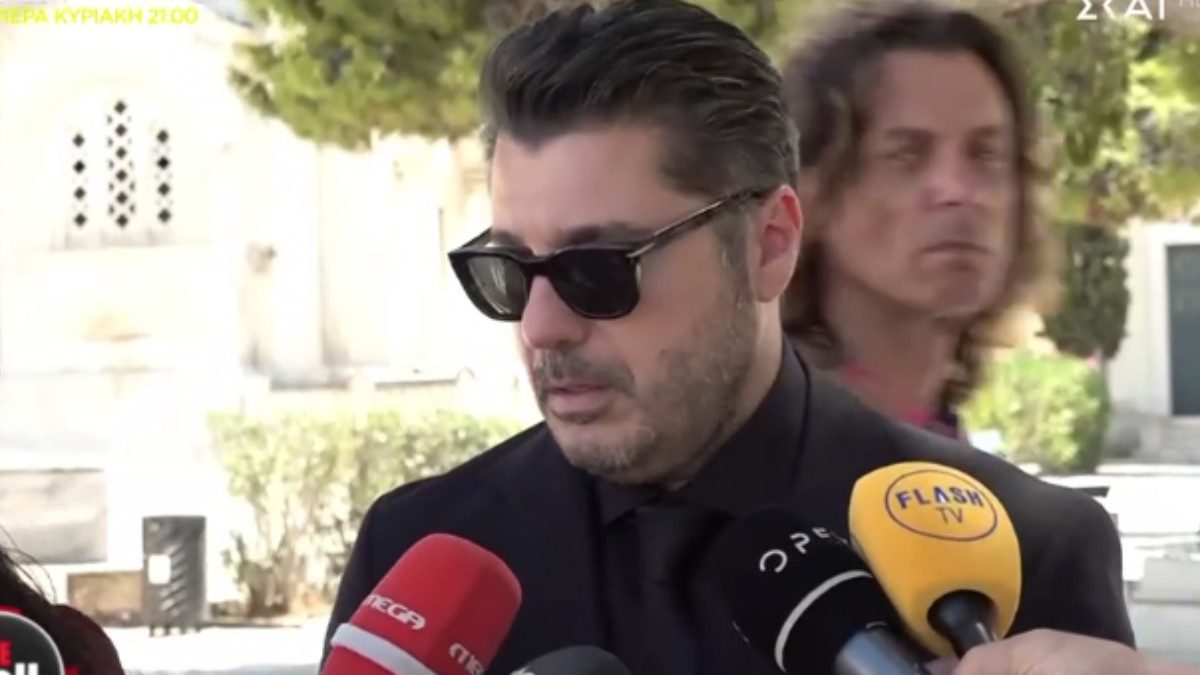 Ο Λάμπρος Κωνσταντάρας στην κηδεία του πατέρα του