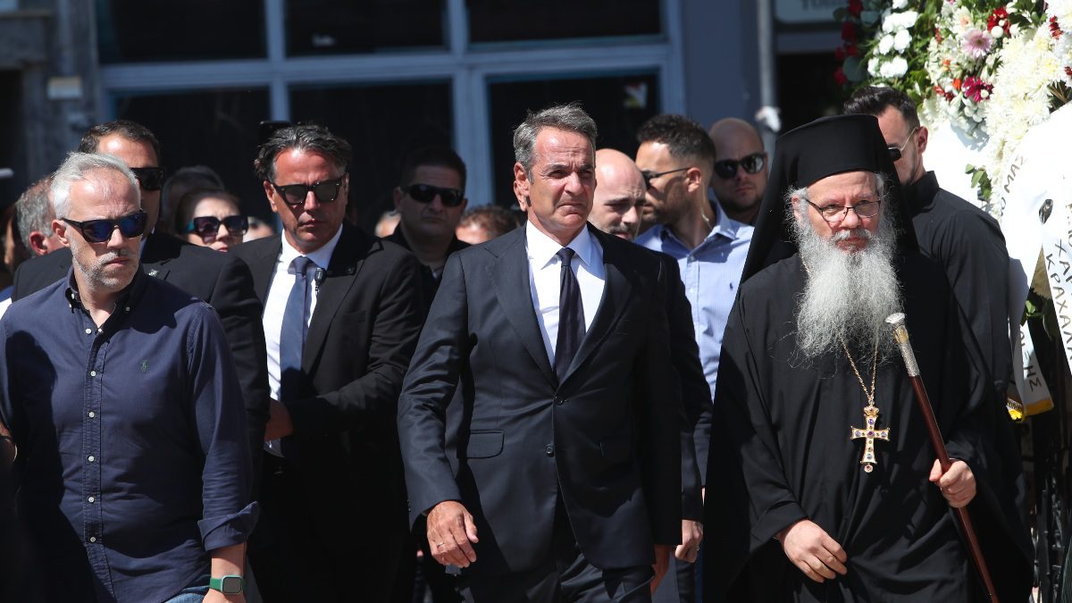 Ο Κυριάκος Μητσοτάκης στην κηδεία του Απόστολου Βεσυρόπουλου