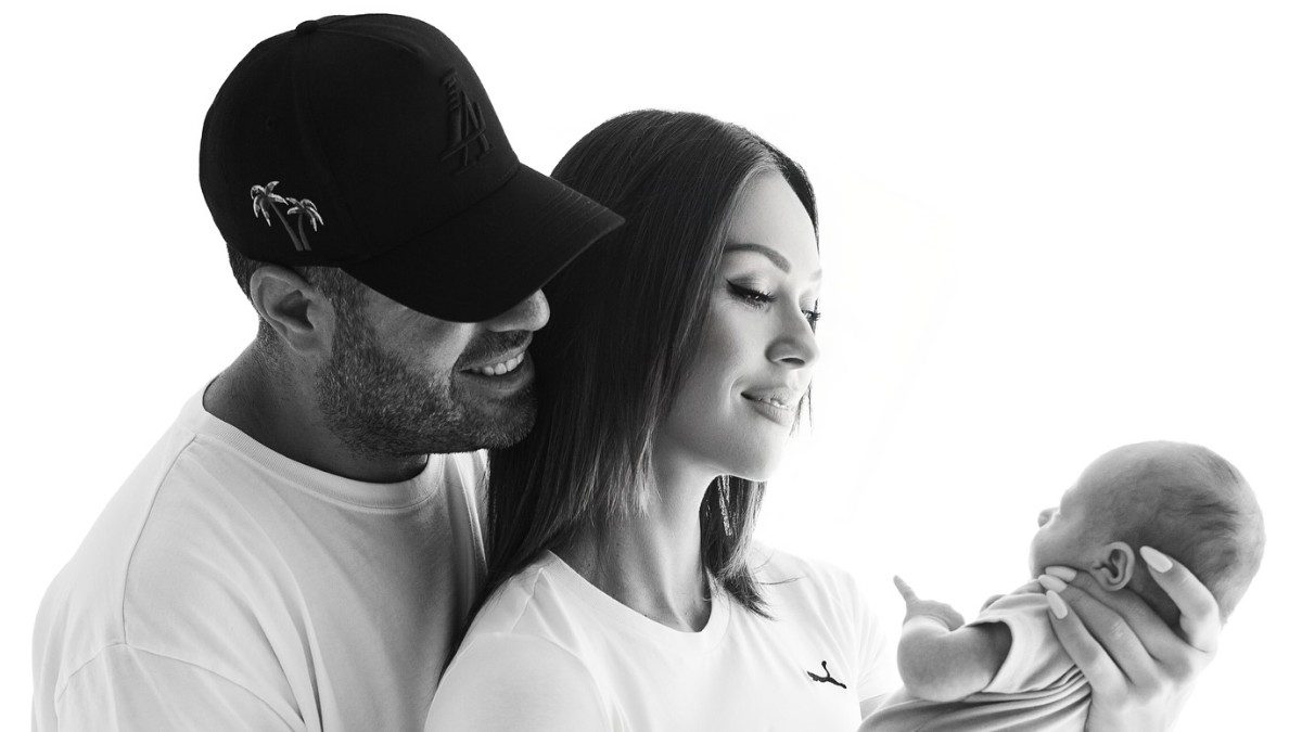 Η Δώρα Παντέλη με τον Τζον Μεραμβελιωτάκη και τον γιο τους