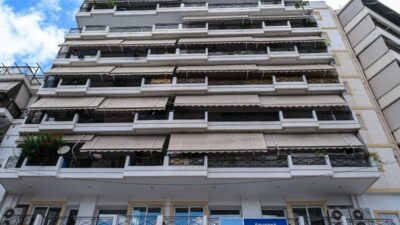 Στιγμιότυπο από την πολυκατοικία στα Πατήσια όπου πραγματοποιήθηκε η σύλληψη γυναίκας για την υπόθεση με το κορίτσι που βρέθηκε νεκρό -