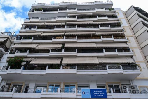 Στιγμιότυπο από την πολυκατοικία στα Πατήσια όπου πραγματοποιήθηκε η σύλληψη γυναίκας για την υπόθεση με το κορίτσι που βρέθηκε νεκρό -