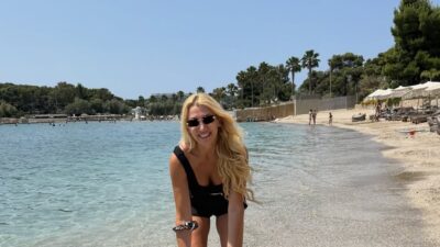 Με μαγιό η Κωνσταντίνα Σπυροπούλου στη θάλασσα