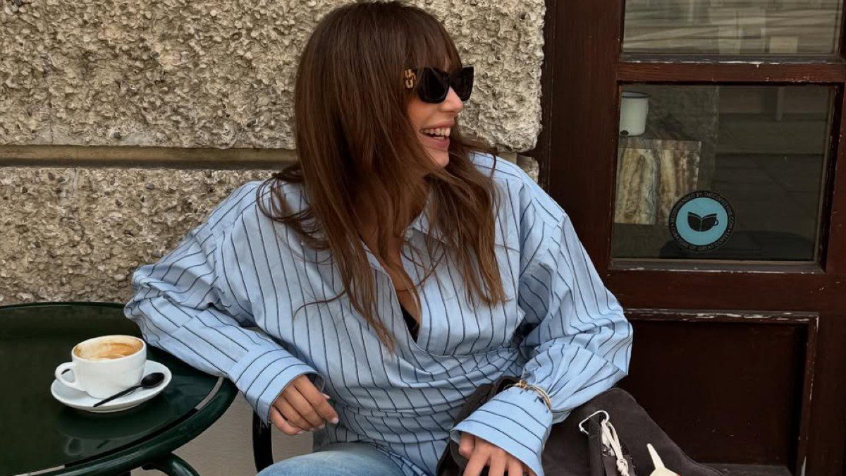 Κοπέλα με τζιν παντελόνι σε καφέ