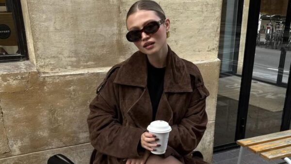 Σουέτ παντελόνι και καμπαρντίνα στο street style