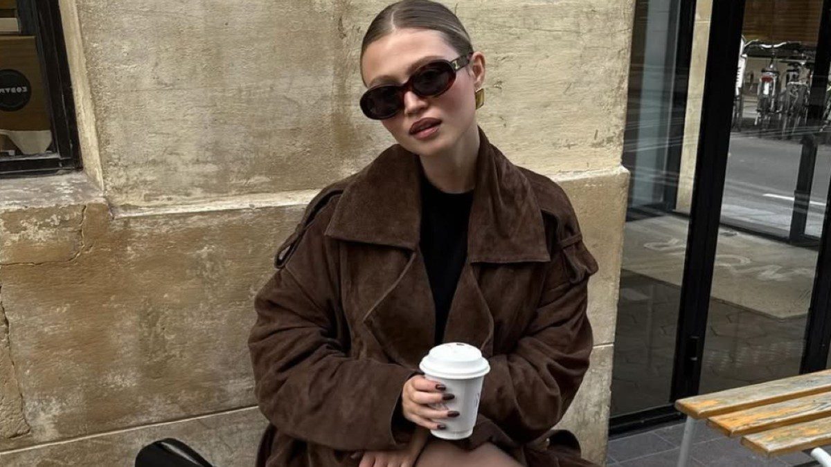 Σουέτ παντελόνι και καμπαρντίνα στο street style