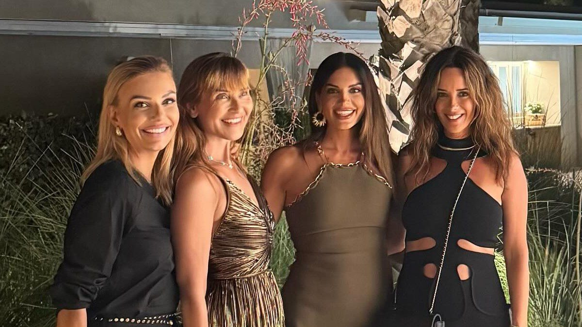 Η Τίνα Μεσσαροπούλου με τη Σταματίνα Τσιμτσιλή και τη Μάρα Ζαχαρέα στην Πάρο