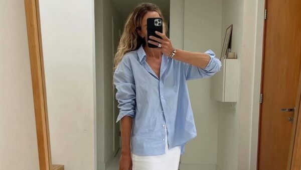 Τσάντες του φθινοπώρου με γαλάζιο πουκάμισο