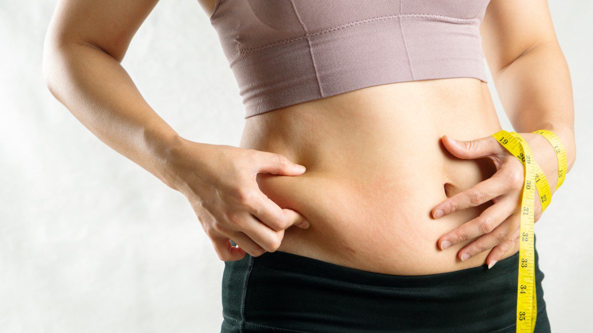 Γυναίκα κρατάει την κοιλιά της