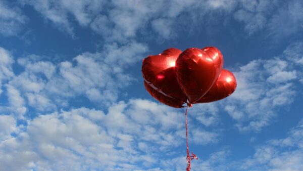 Μπαλόνια σε σχήμα καρδιάς στον ουρανό