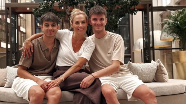 Η Ντορέττα Παπαδημητρίου με τους γιους της