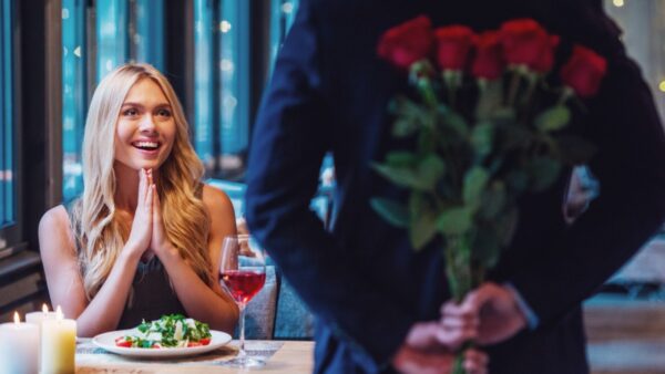 ραντεβού γυναίκα και άνρας σε εστιατόριο