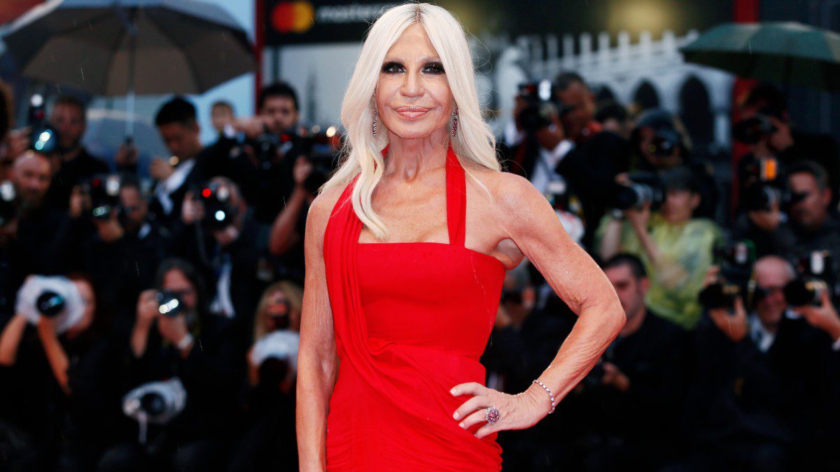 H Donatella Versace στο κόκκινο χαλί