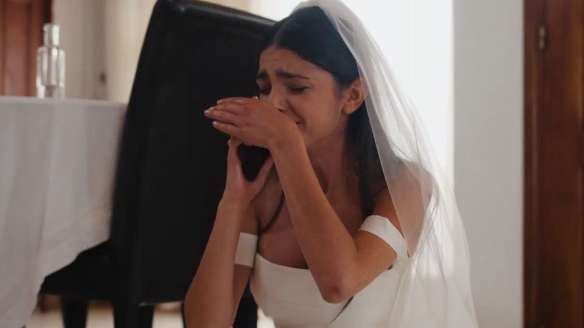 η πρωταγωνίστρια φοράει νυφικό και κλαίει