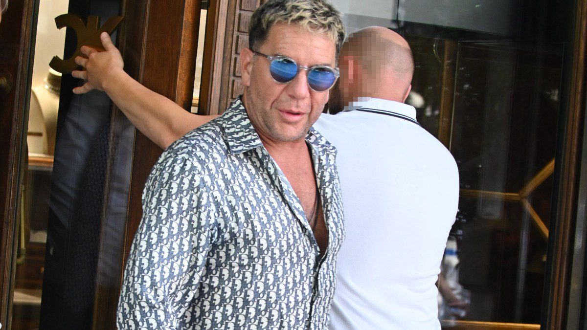 Ο Γιώργος Μαζωνάκης έξω από την Ευελπίδων