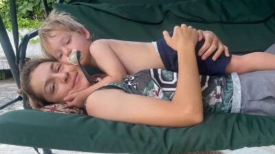 Η Γιούλικα Σκαφιδά αγκαλιά με τον γιο της