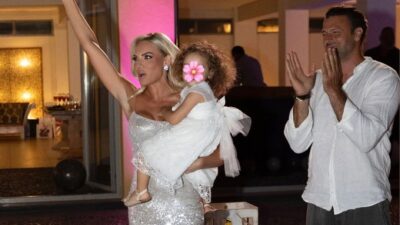 Η Ιωάννα Μαλέσκου και ο Κωνσταντίνος Δανιάς στη βάπτιση της κόρης τους